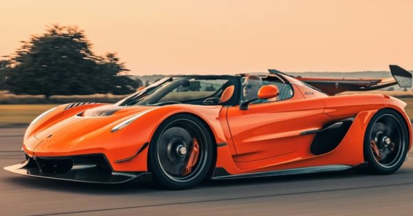 Наречен на Йеско фон Кьонигсег, бащата на Кристиан фон Кьонигсег, Jesko е суперкар с висока производителност с V8 двигател, усъвършенствана аеродинамика и иновативна трансмисия. Koenigsegg задвижва модела с 5,0-литров V8 двигател с двойно турбокомпресор с 1280 к.с.  При подобрено гориво мощността скача до 1600 к.с. Този двигател се съчетава с новата деветстепенна лека скоростна трансмисия на Koenigsegg, която обещава по-бърза смяна на предавките от модерна трансмисия с двоен съединител.

Подобно на своите предшественици, Jesko използва монококово шаси от въглеродни влакна с повече място за главата и краката благодарение на по-големите си размери. Въпреки промените, шасито все още запазва структурната си здравина. Съчетава се с удължени носачи в стил F1.  Koenigsegg също така оборудва всички модели с активен аеропакет с чудовищна притискаща сила и адаптивна активна задна кормилна система.
Koenigsegg предлага опционални колела от въглеродни влакна с гуми Michelin Pilot Sport Cup 2 като стандарт, за да направи Jesko по-лек, като същевременно намали ротационната маса. 